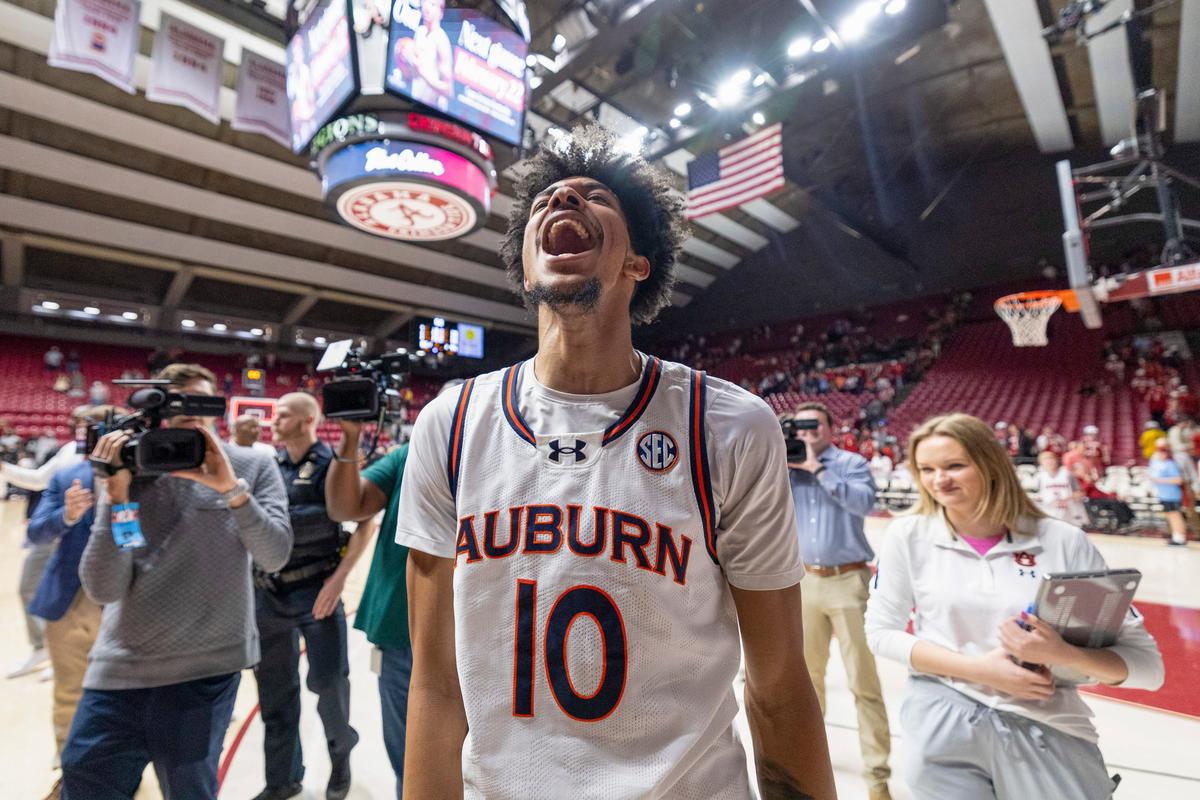 No. 1 Auburn Edges No. 2 Alabama in Showdown of Top-Ranked Teams; Rematch Set for March 8