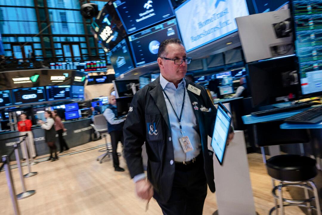 Stocks End Volatile Week Mixed on Tariffs, Stagflation Concerns, Tech Earnings