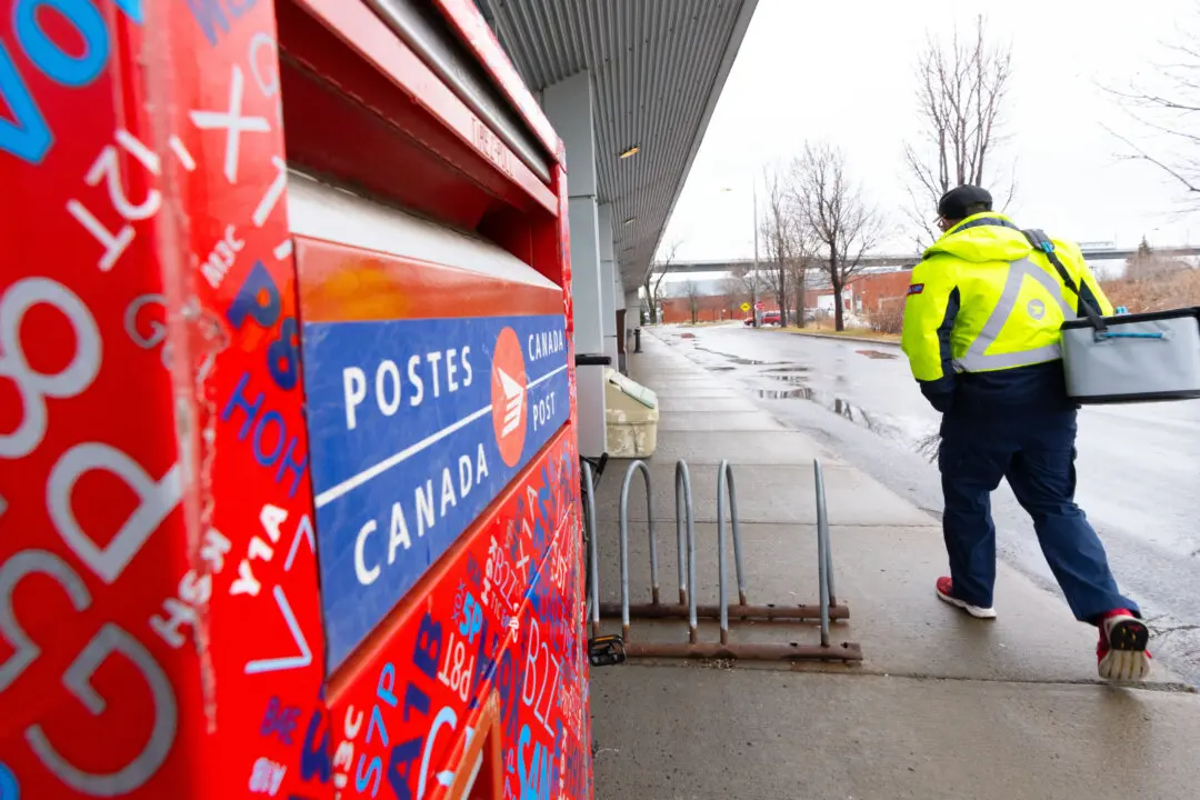 Canada Post Cutting Management Jobs as It Undergoes Restructuring