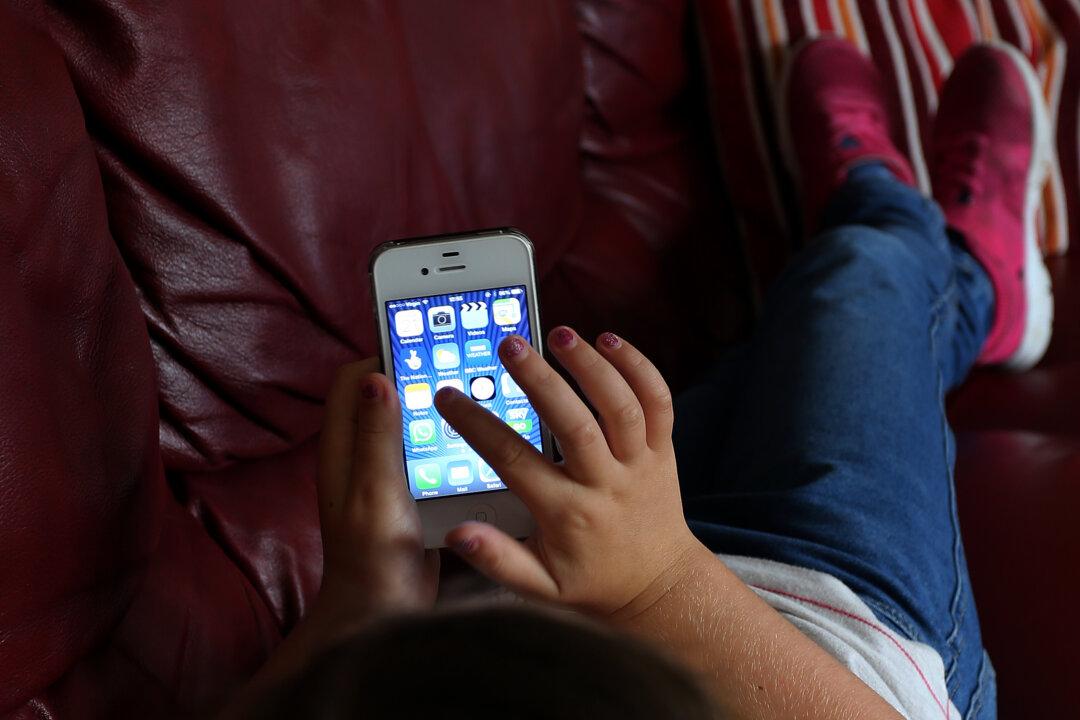 Thousands of Canadian Parents Take Up Pledge to Delay Kids’ Smartphone Use
