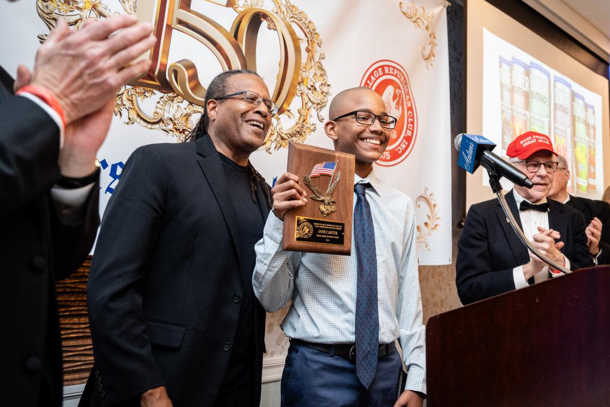 Jayr Carter (C) receives the Young American Patriot Award at the Queens Village Republican Club’s 150th Anniversary Lincoln Dinner in Queens Village, N.Y., on March 2, 2025. (Samira Bouaou/The Epoch Times)