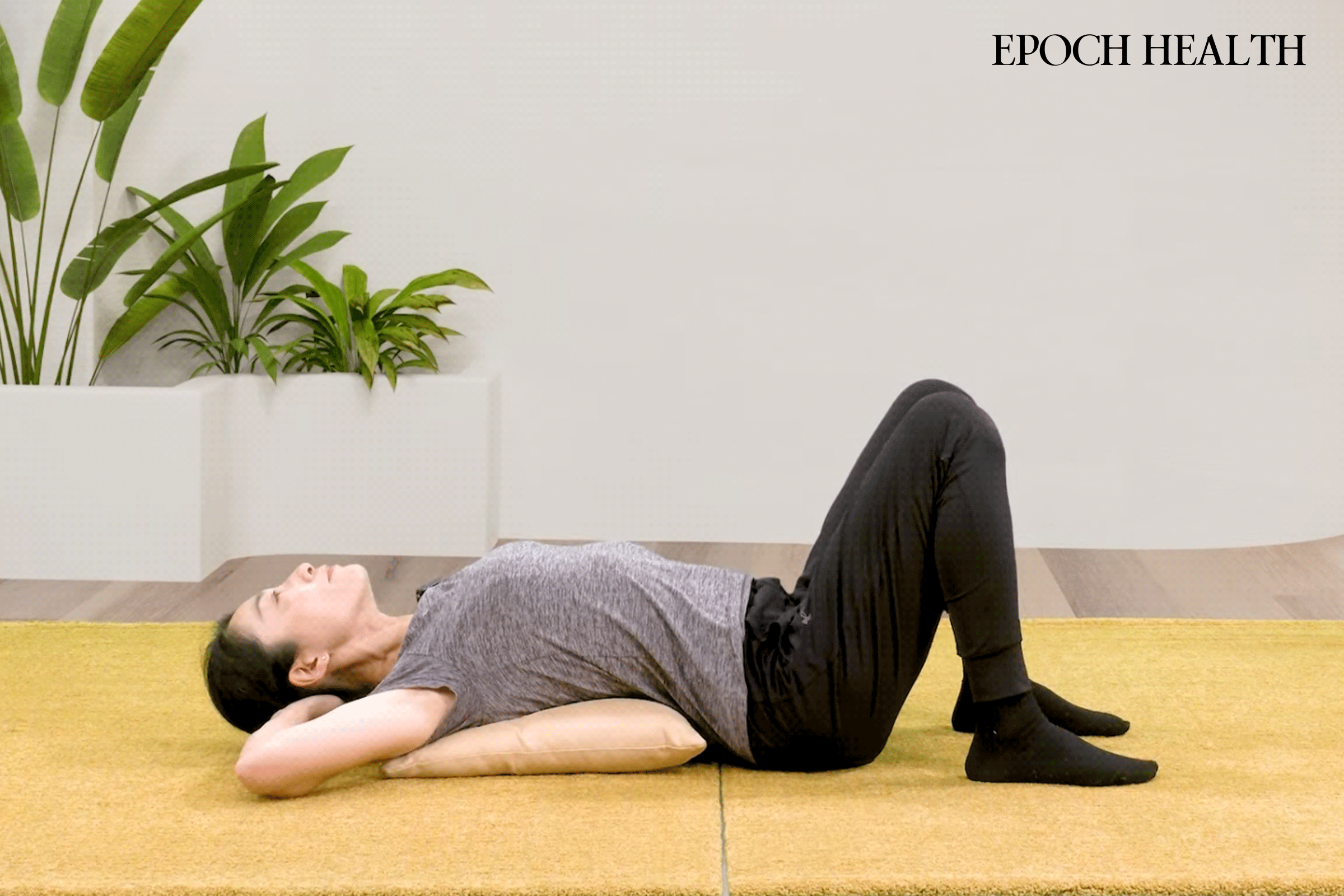 5 Effective Bedtime Stretches to Ease Back Pain | USNN World News Thoracic Spine Stretch (Variation 1). (The Epoch Times)