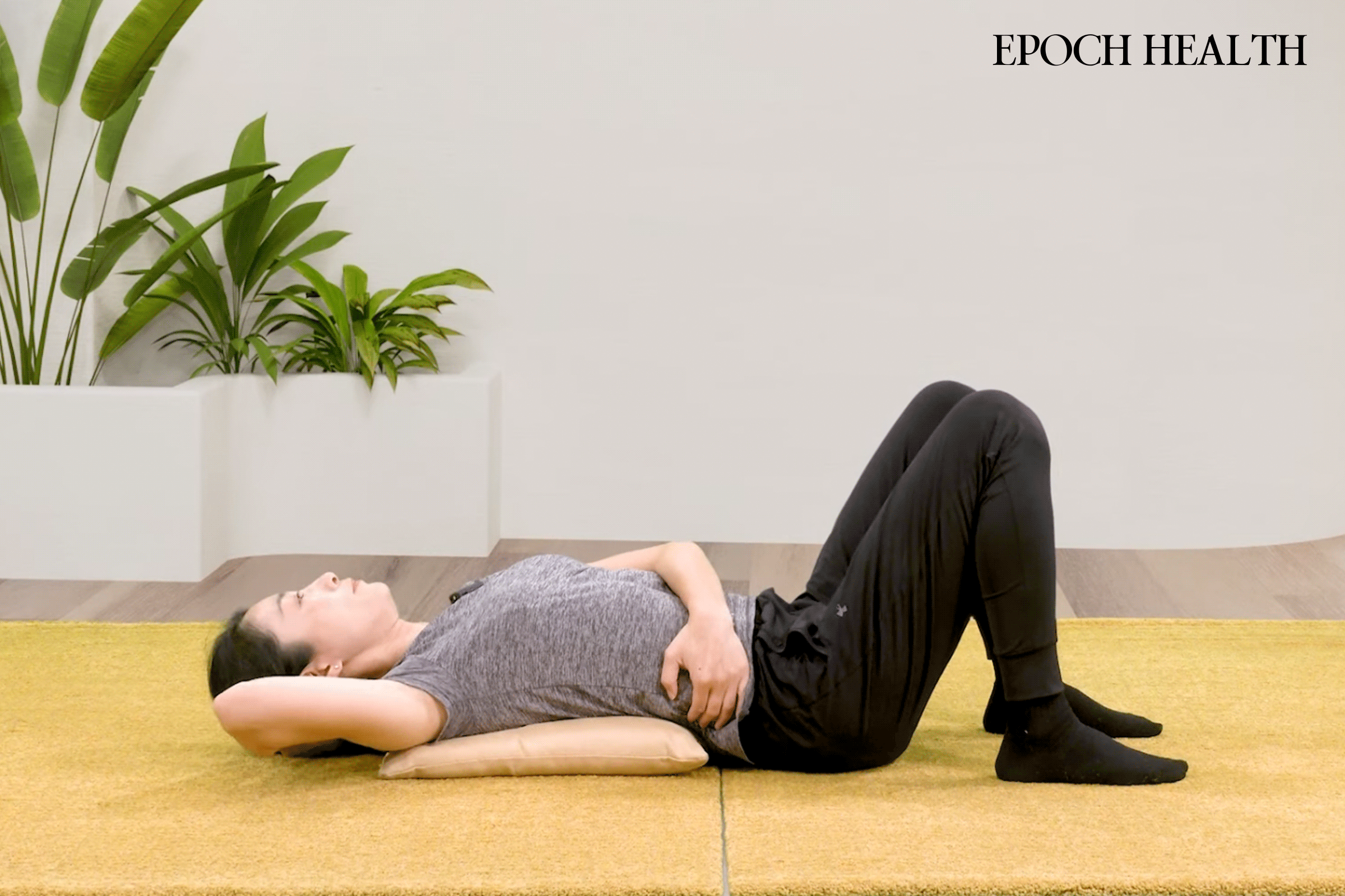 5 Effective Bedtime Stretches to Ease Back Pain | USNN World News Thoracic Spine Stretch (Variation 2). (The Epoch Times)