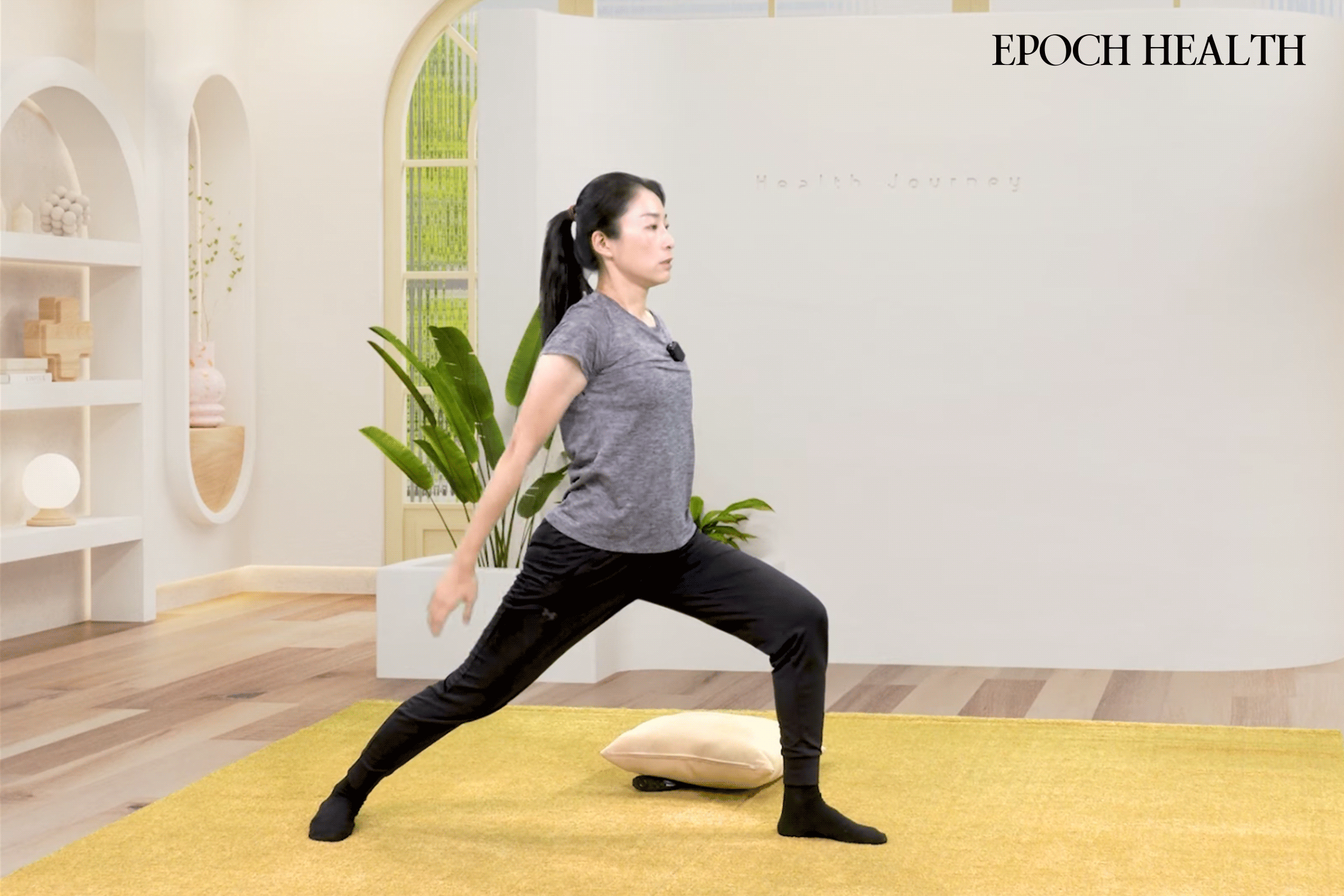 5 Effective Bedtime Stretches to Ease Back Pain | USNN World News Standing Iliopsoas Stretch. (The Epoch Times)