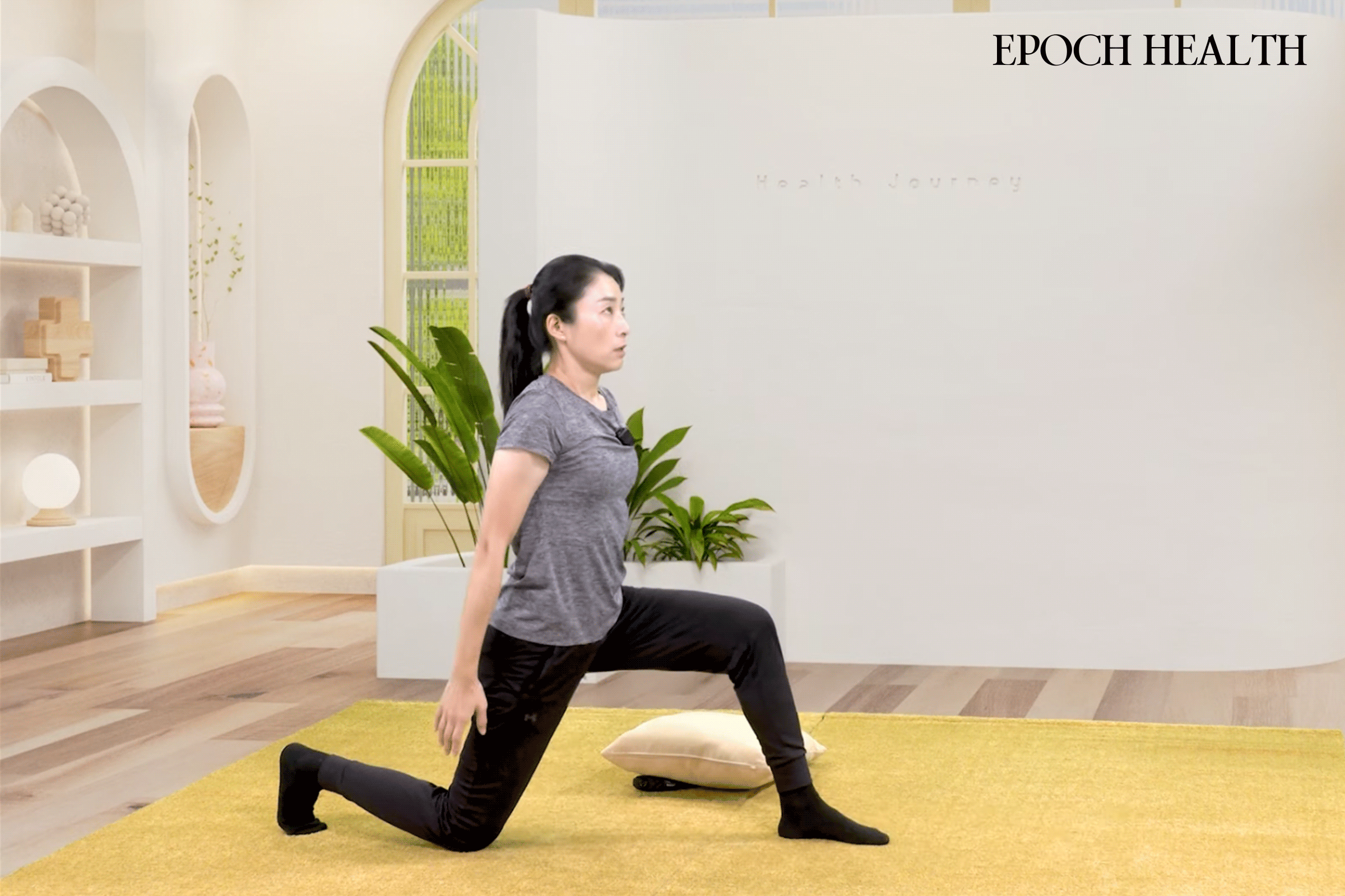 5 Effective Bedtime Stretches to Ease Back Pain | USNN World News Kneeling Iliopsoas Stretch. (The Epoch Times)