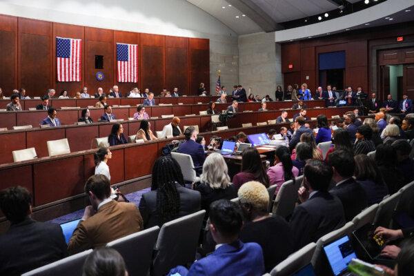 Cuatro alcaldes de ciudades testifican en una audiencia del Comité de Supervisión y Reforma Gubernamental de la Cámara de Representantes en el Capitolio en Washington, el 5 de marzo de 2025. (Madalina Vasiliu/The Epoch Times)