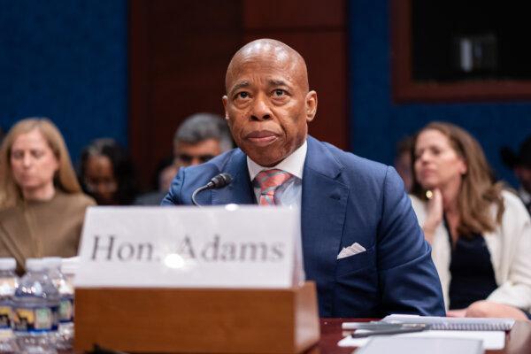 El alcalde de la ciudad de Nueva York, Eric Adams, testifica ante el Comité de Supervisión y Reforma Gubernamental de la Cámara de Representantes en el Capitolio de Washington, el 5 de marzo de 2025. (Madalina Vasiliu/The Epoch Times)