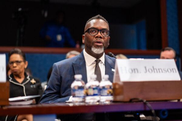 El alcalde de Chicago, Brandon Johnson, testifica ante el Comité de Supervisión y Reforma Gubernamental de la Cámara de Representantes en el Capitolio de Washington, el 5 de marzo de 2025. (Madalina Vasiliu/The Epoch Times)