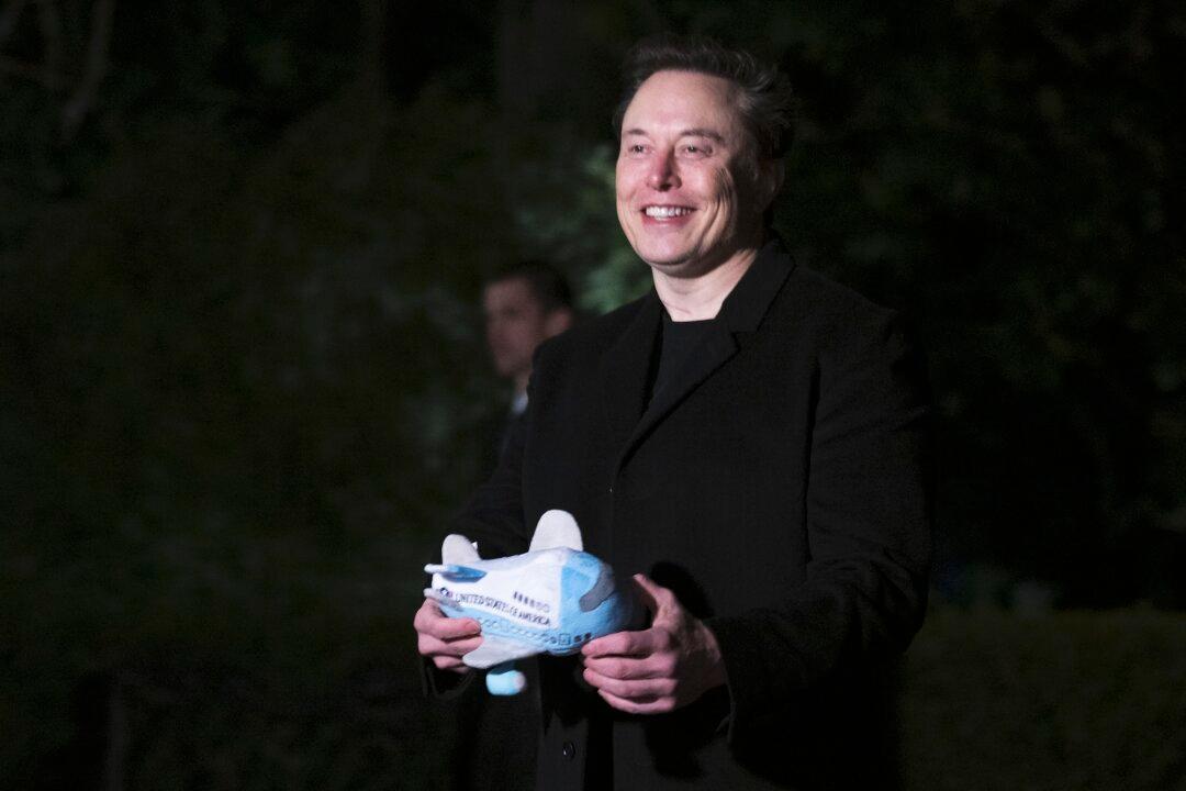Elon Musk Says Amtrak, US Postal Service Should Be Privatized