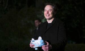 Elon Musk Says Amtrak, US Postal Service Should Be Privatized