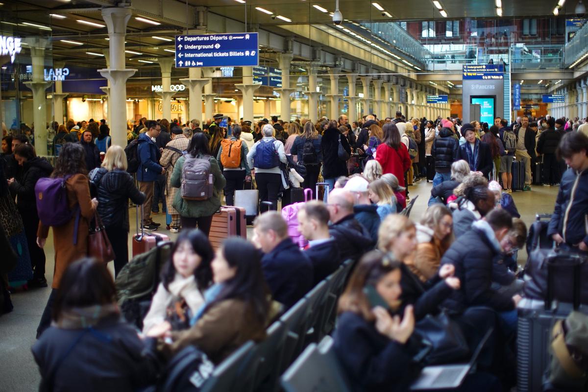 Paris Eurostar Trains Suspended After Unexploded WWII Bomb Discovered Near Tracks
