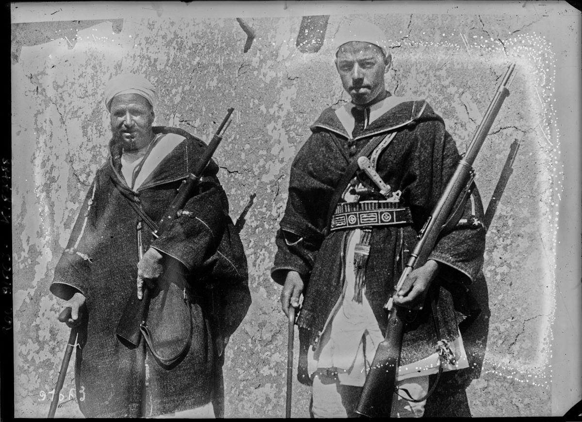 Berbers carrying captured rifles: a Spanish Mauser and a French Berthier Carbine. (Public Domain)