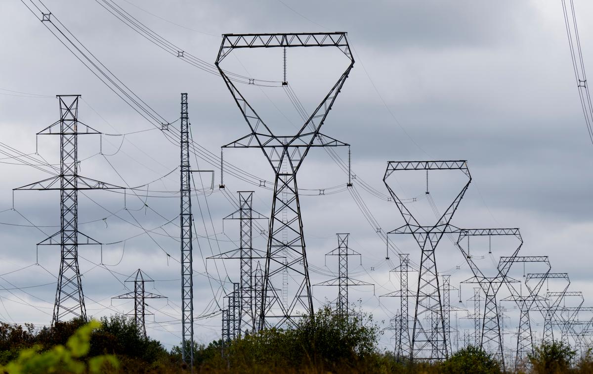 Ontario Moves Ahead With 25 Percent Surcharge on Electricity Exported to US