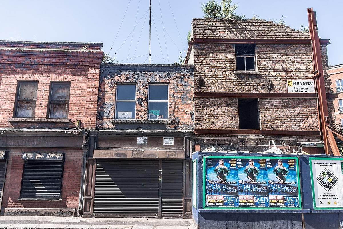 The urban decay in Dublin, Ireland, is evident, thanks to this 2012 photo. (<a href="https://web.archive.org/web/20161026005214/http://www.panoramio.com/user/711866?with_photo_id=74958110">William Murphy</a>/<a href="https://creativecommons.org/licenses/by-sa/3.0/deed.en">CC BY-SA 3.0</a>)