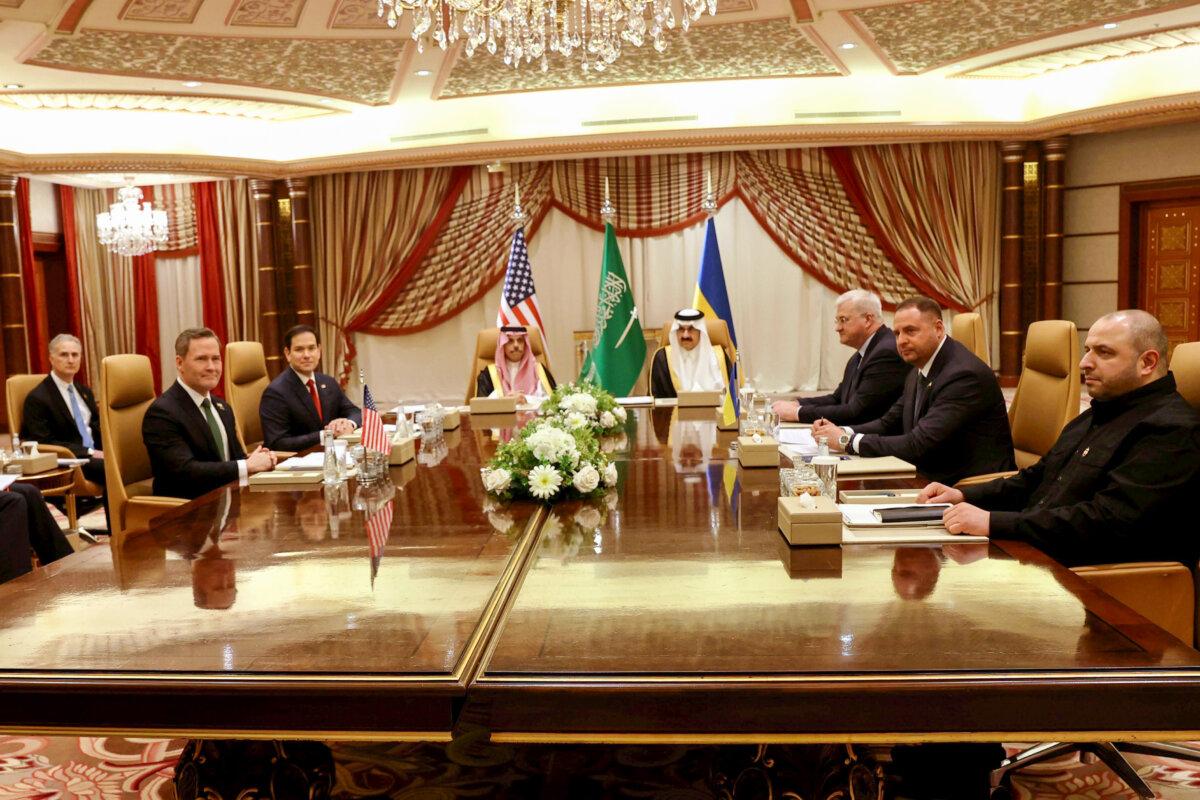 (De Izq. a Der.) El asesor de seguridad nacional de EE. UU., Mike Waltz; el secretario de Estado de EE. UU., Marco Rubio; el ministro de Asuntos Exteriores de Arabia Saudí, Faisal bin Farhan; el asesor de seguridad nacional de Arabia Saudí, Mosaad bin Mohammad al-Aiban; el ministro de Asuntos Exteriores de Ucrania, Andrii Sybiha; el jefe de la Oficina Presidencial de Ucrania, Andriy Yermak; y el ministro de Defensa de Ucrania, Rustem Umerov, asisten a una reunión en Yeda, Arabia Saudí, el 11 de marzo de 2025. (Salah Malkawi/Getty Images)