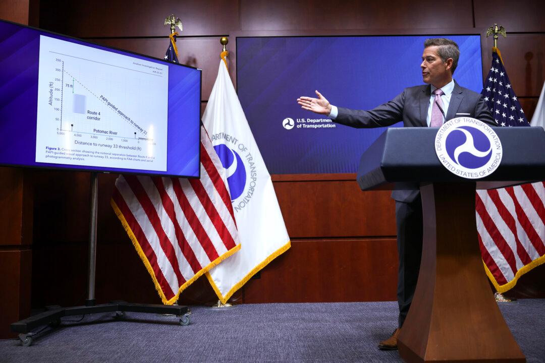 Transportation Secretary Calls for Total Overhaul of US Air Traffic Control System