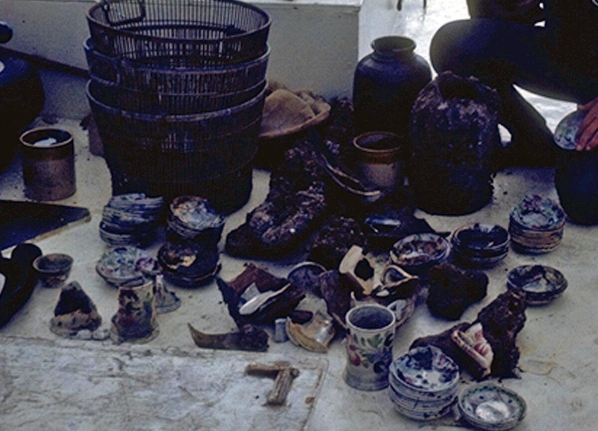 Artifacts recovered from the wrecks of Georgiana and Mary Bowers. (<a href="https://en.wikipedia.org/wiki/User:HunleyFinder">HunleyFinder</a>/<a href="https://creativecommons.org/licenses/by-sa/3.0/">CC BY-SA 3.0</a>)