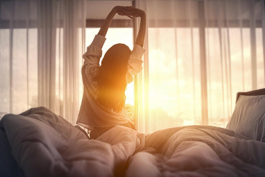 How a Sleep Doctor to Elite Athletes Builds the Perfect Bedtime Routine