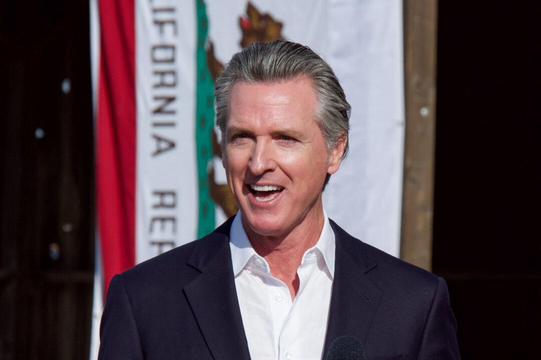 California Governor Dismisses US Tariffs, Looks to Outside Trade Agreements