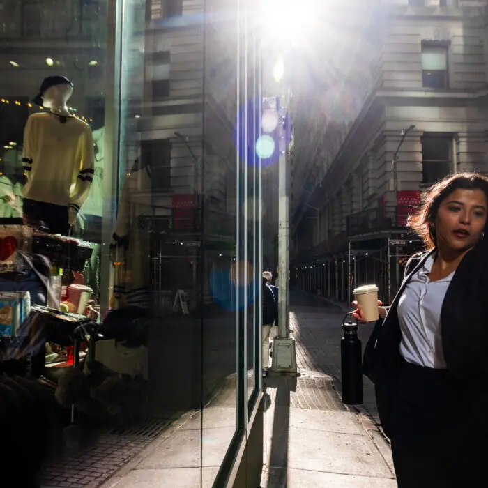 US Consumer Confidence Holds Steady as Job Market Shows Signs of Firming