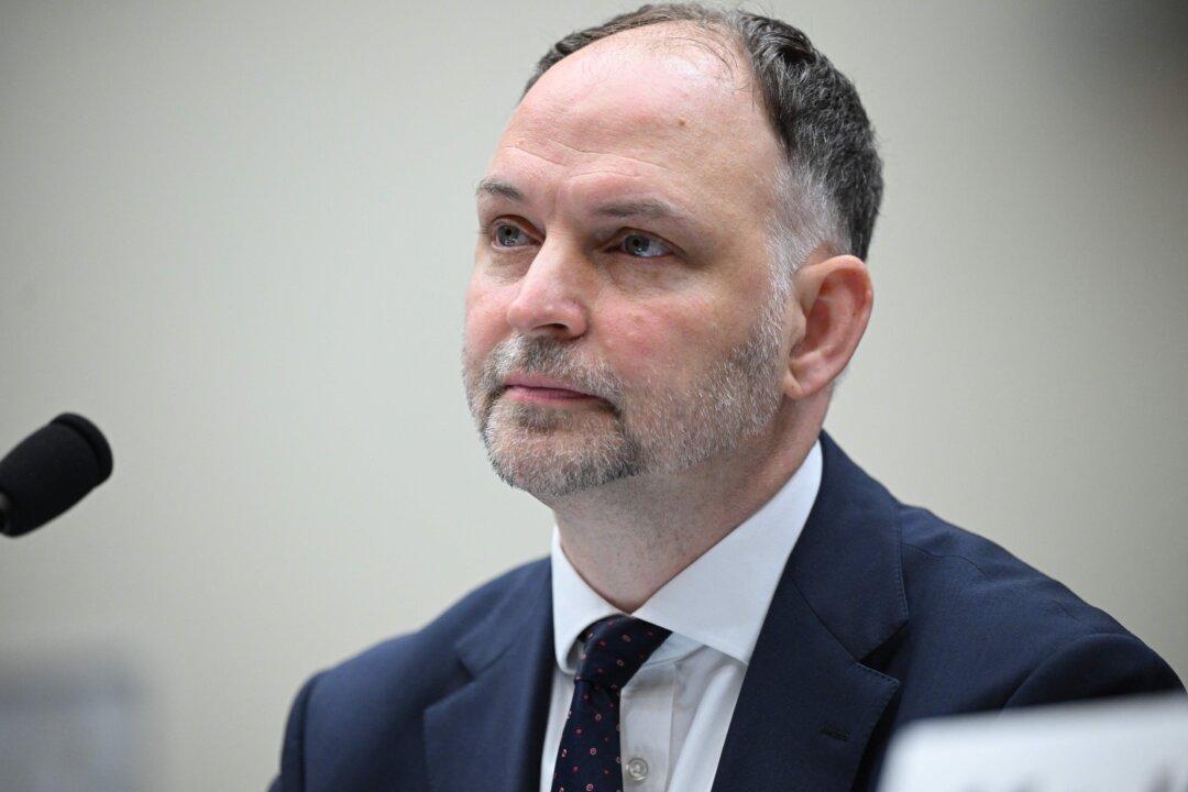 Amtrak CEO Steps Down