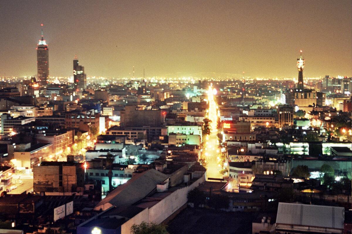 Mexico City showing skyglow on a 2005 night. (Fernando Tomás/CC BY 2.0)