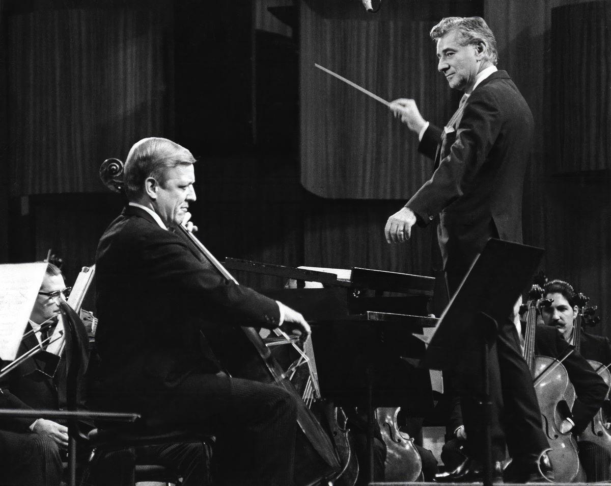 New York Philharmonic Principal Cellist Lorne Munroe and Leonard Bernstein at a Young People's Concert. Dec. 6, 1968. (<a href="https://commons.wikimedia.org/w/index.php?title=User:Dr_rock&action=edit&redlink=1">Dr rock</a>/<a href="https://creativecommons.org/licenses/by-sa/4.0/">CC BY-SA 4.0</a>)