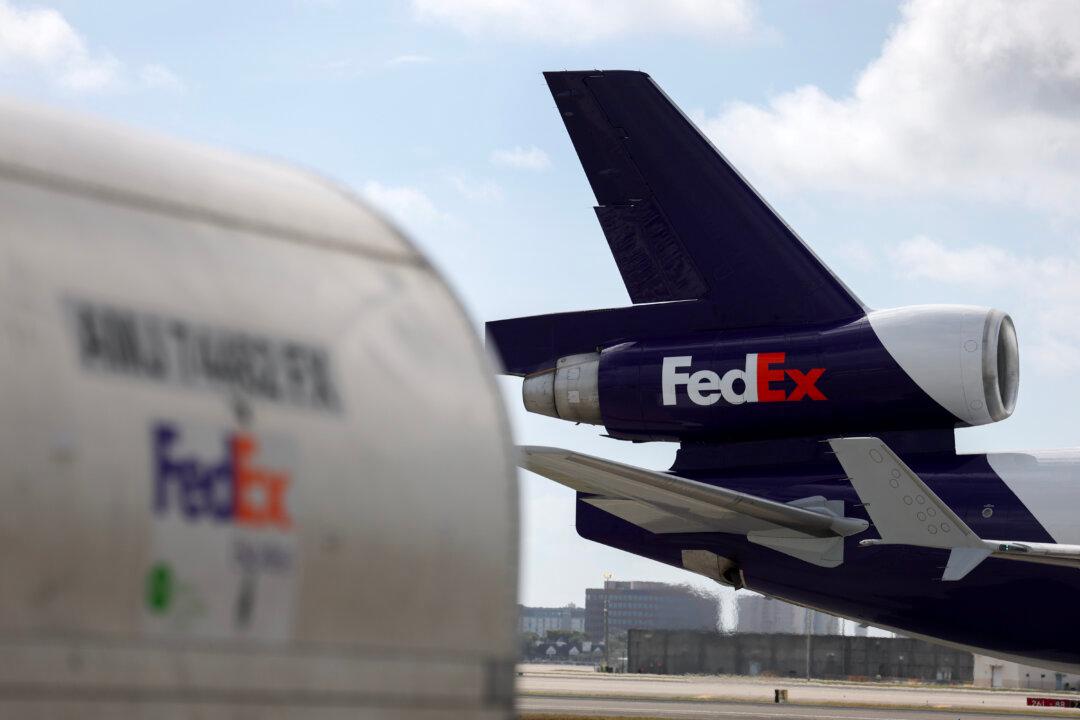 FedEx Cuts Sales Forecast on Weak Demand, Shares Drop Sharply