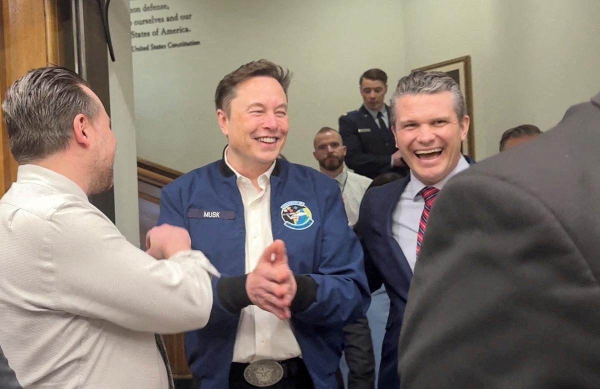 Elon Musk and US Secretary of Defense Pete Hegseth laugh with this screen grab that got the Washington Pentagon from the video on March 21, 2025. (idrees ali/reuters)