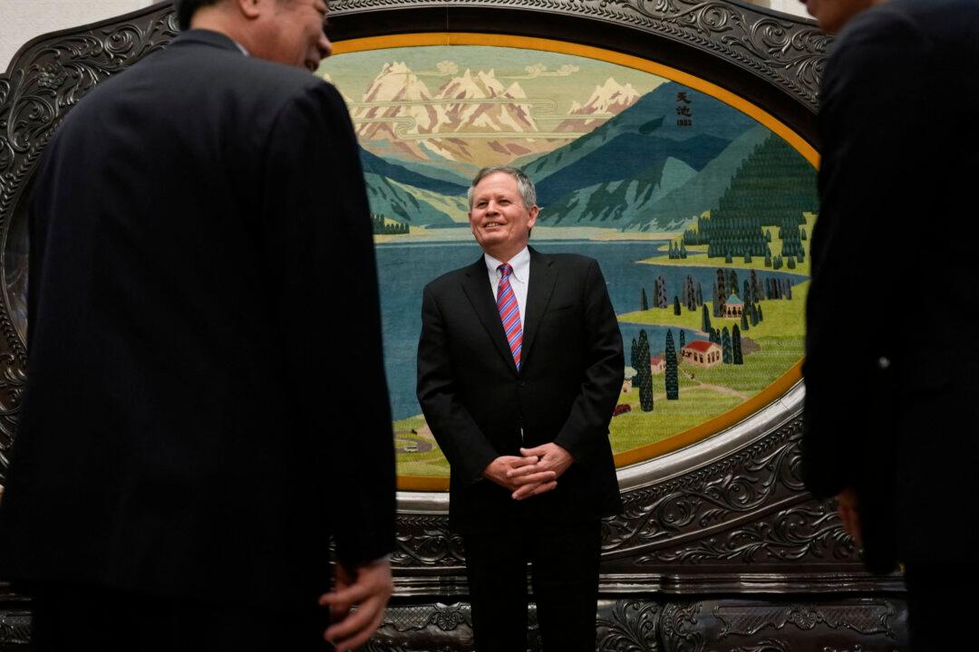 US Senator Tells China to Crack Down on Fentanyl Chemicals in Beijing