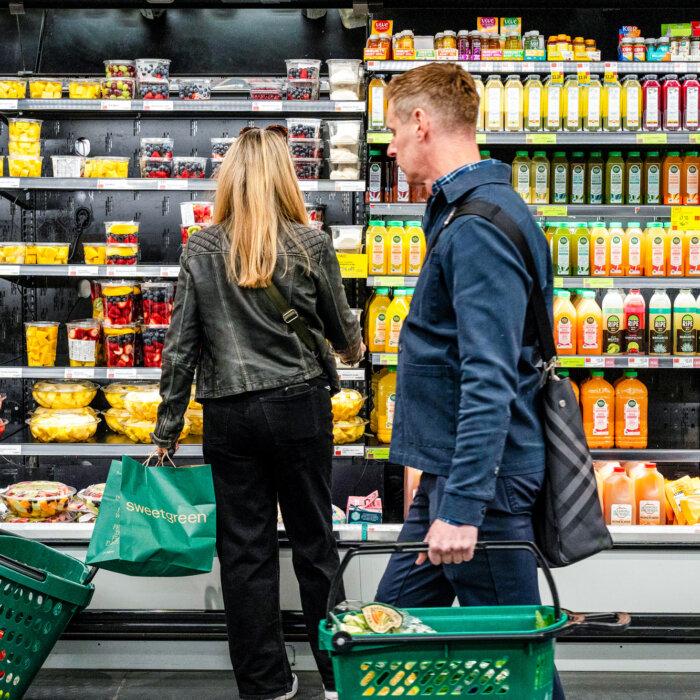 Consumer Confidence Slumps to 4-Year Low