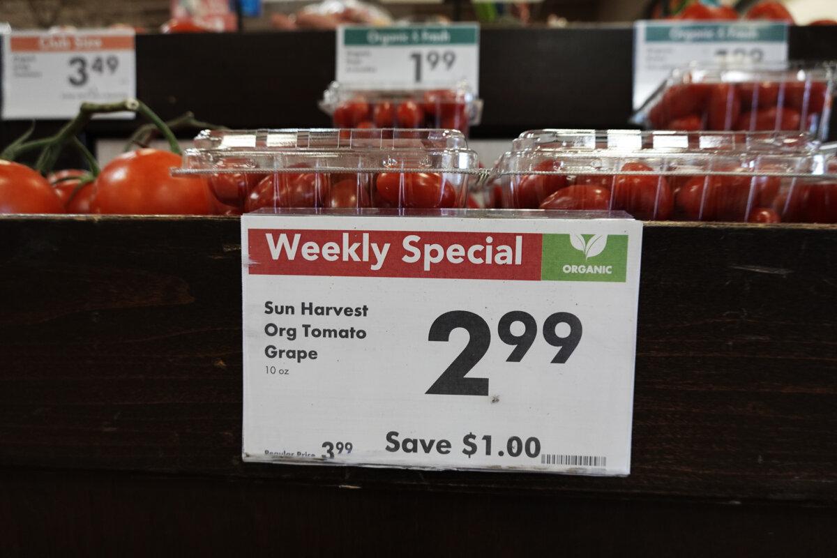A promotional price label at a Smart & Final store in San Diego on March 24, 2025. (Jane Yang/The Epoch Times)