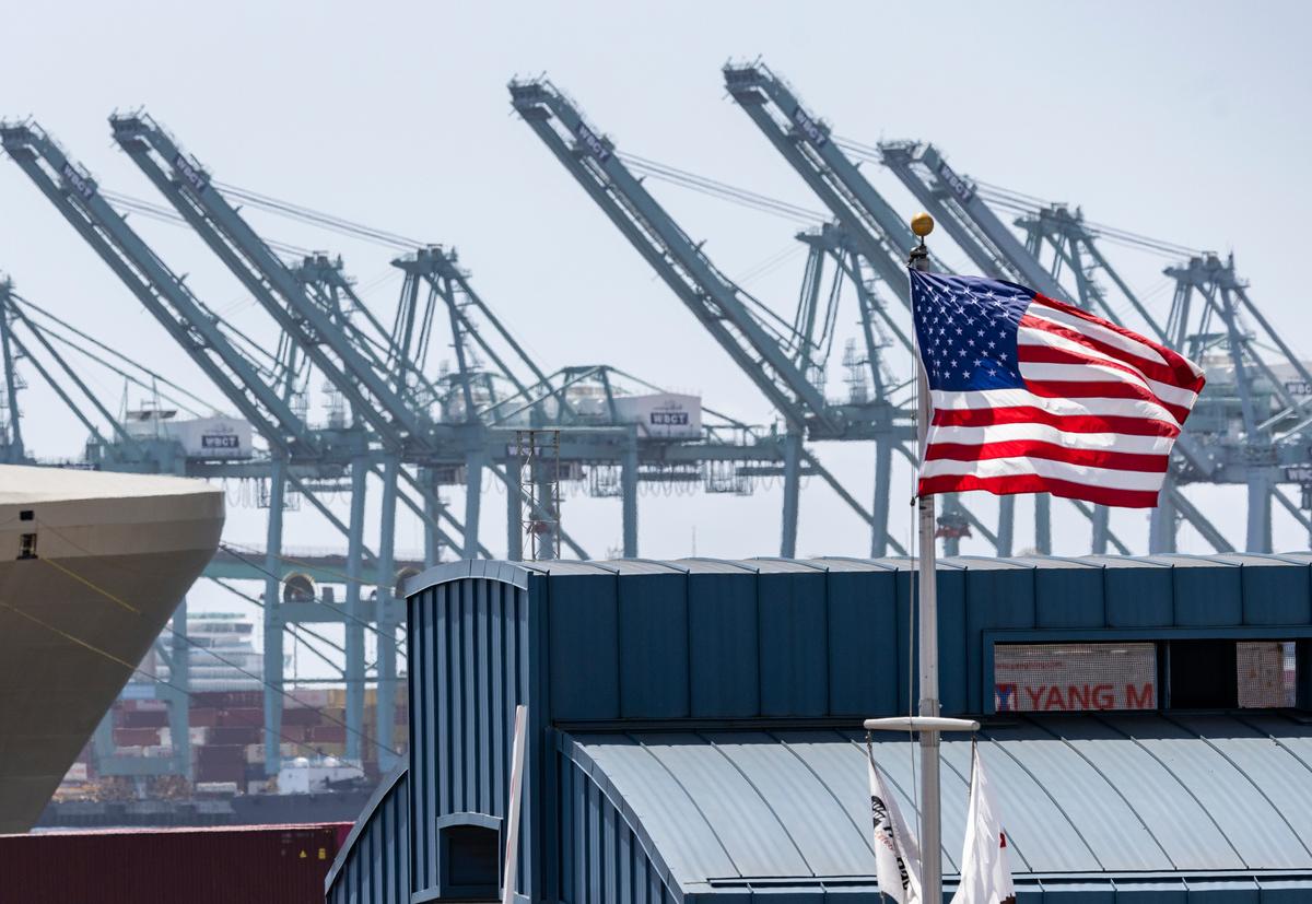 US Economy Grew 3.3 Percent In Q2, Beating Prior Estimate