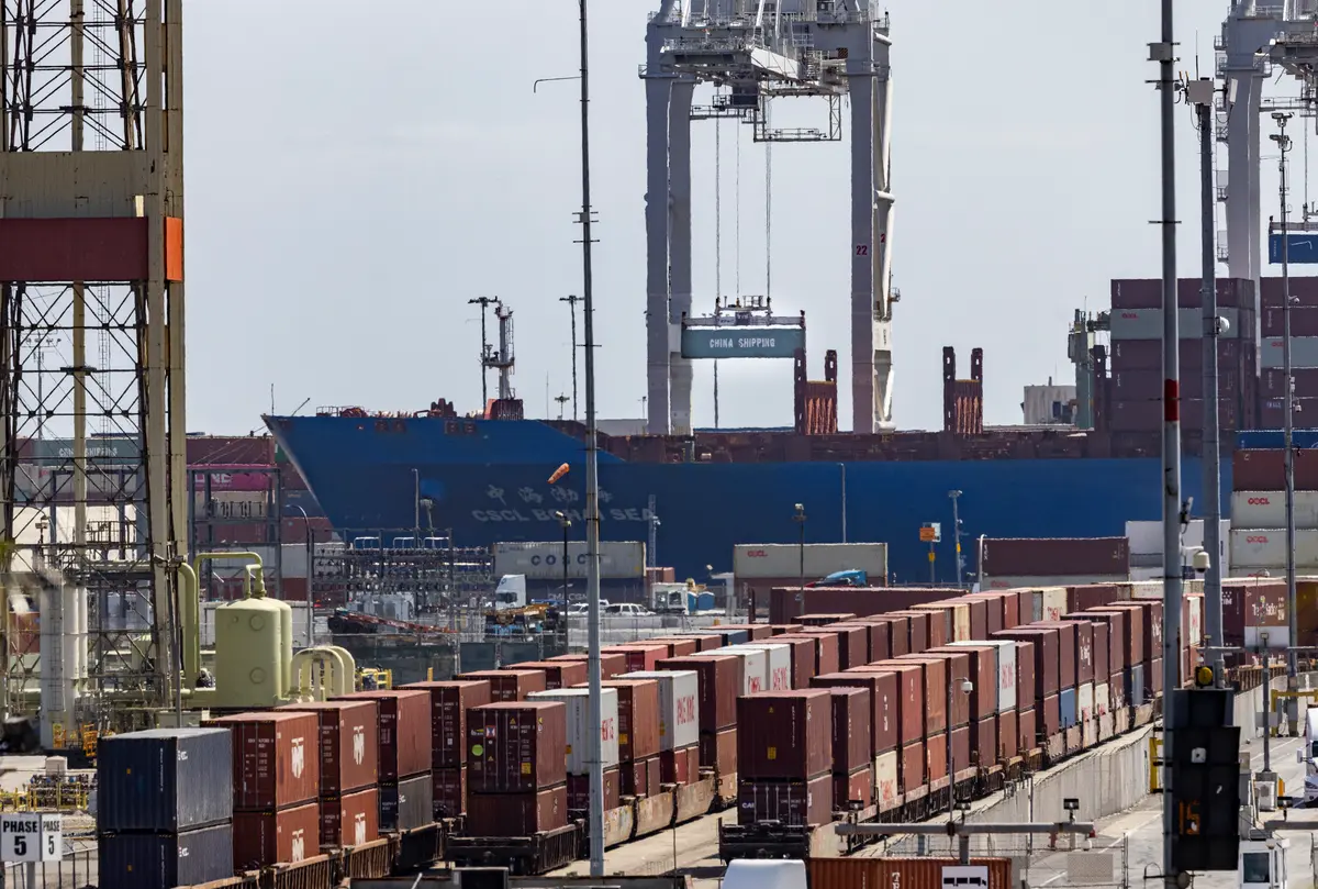 US Trade Deficit Unexpectedly Falls to 5-Year Low as Exports Surge thumbnail
