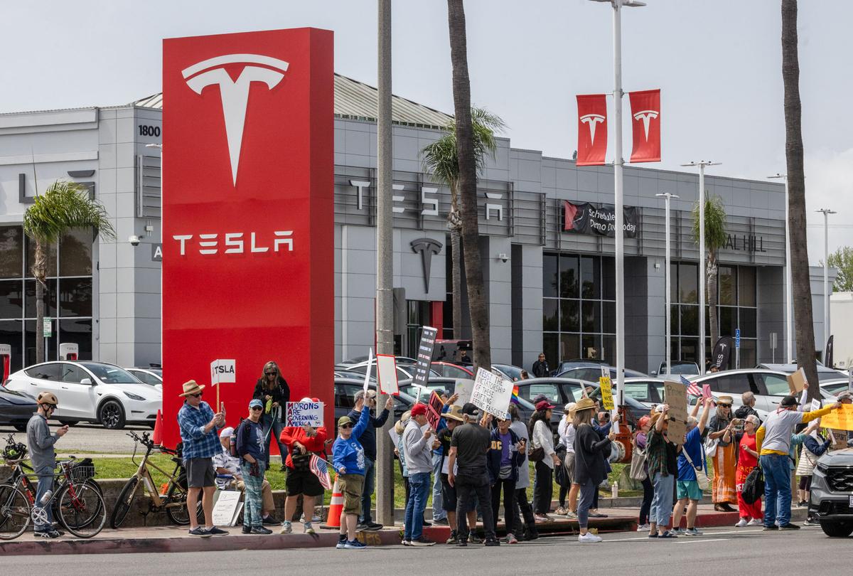 Nationwide ‘Tesla Takedown’ Demonstrations Bring Out Protesters, Counter-Protesters