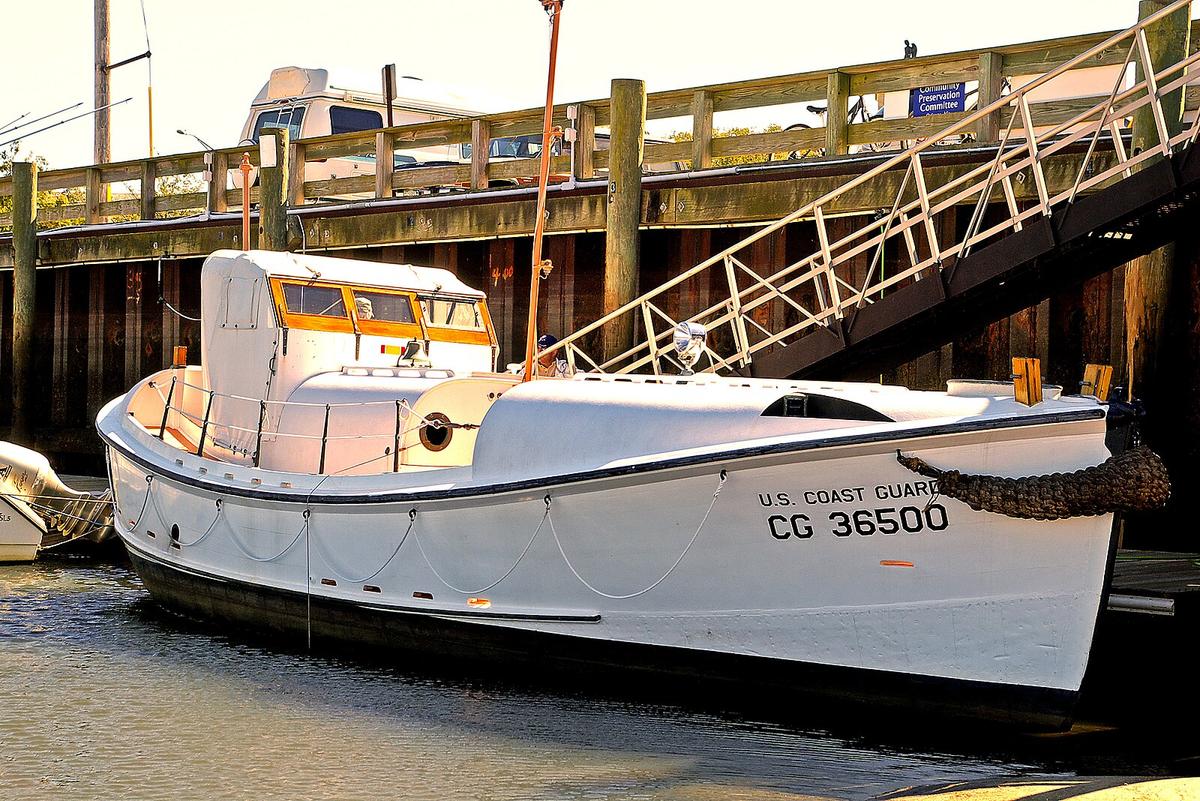 This US Coast Guard Lifeboat, called CG36500, was only meant to carry about 16 people. When it returned to shore with over 30, it was considered miraculous. (<a href="https://commons.wikimedia.org/wiki/User:Jerry_Johnson">Jerry Johnson</a>/<a href="https://creativecommons.org/licenses/by-sa/3.0/deed.en">CC BY-SA 3.0</a>)