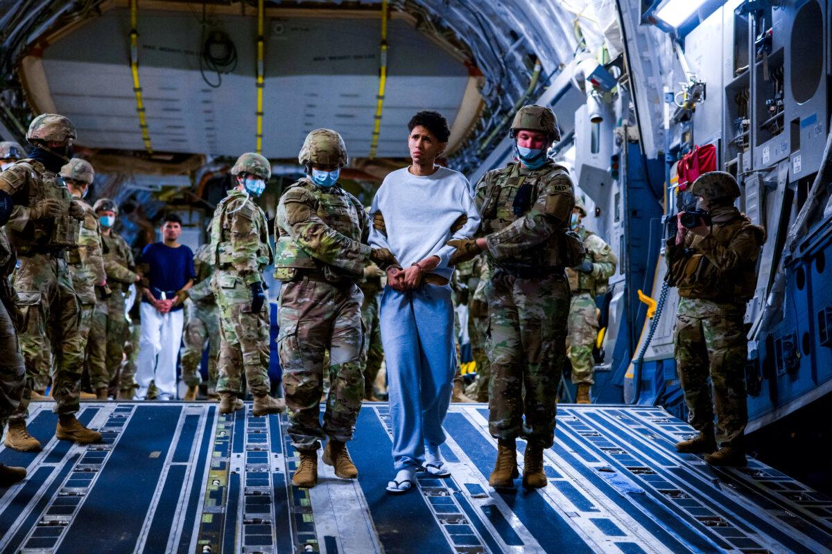The US military escorted members of the Venezuelan gangster Tren de Aragua and MS-13 gang members, and was recently deported by the US government and deported by the US government on March 30, 2025 as part of an agreement with the Salvador government.