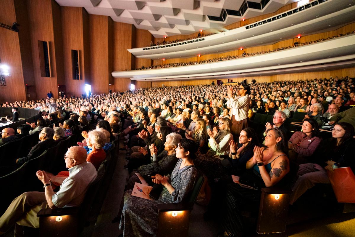 Shen Yun Performing Arts’ New Season Shines in Long Beach