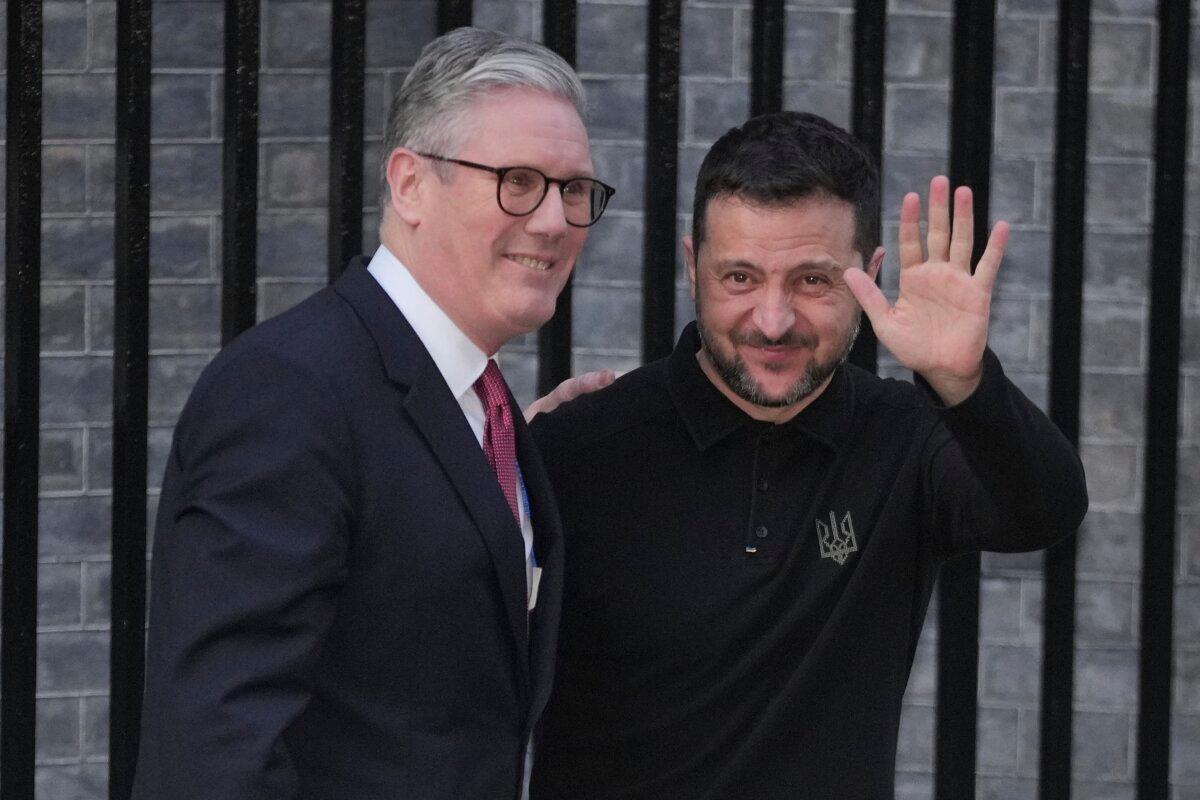 British Prime Minister Keir Starmer (L) greets Ukrainian President Volodymyr Zelenskyy at 10 Downing Street, London, on March 1, 2025. (Kin Cheung/AP Photo)