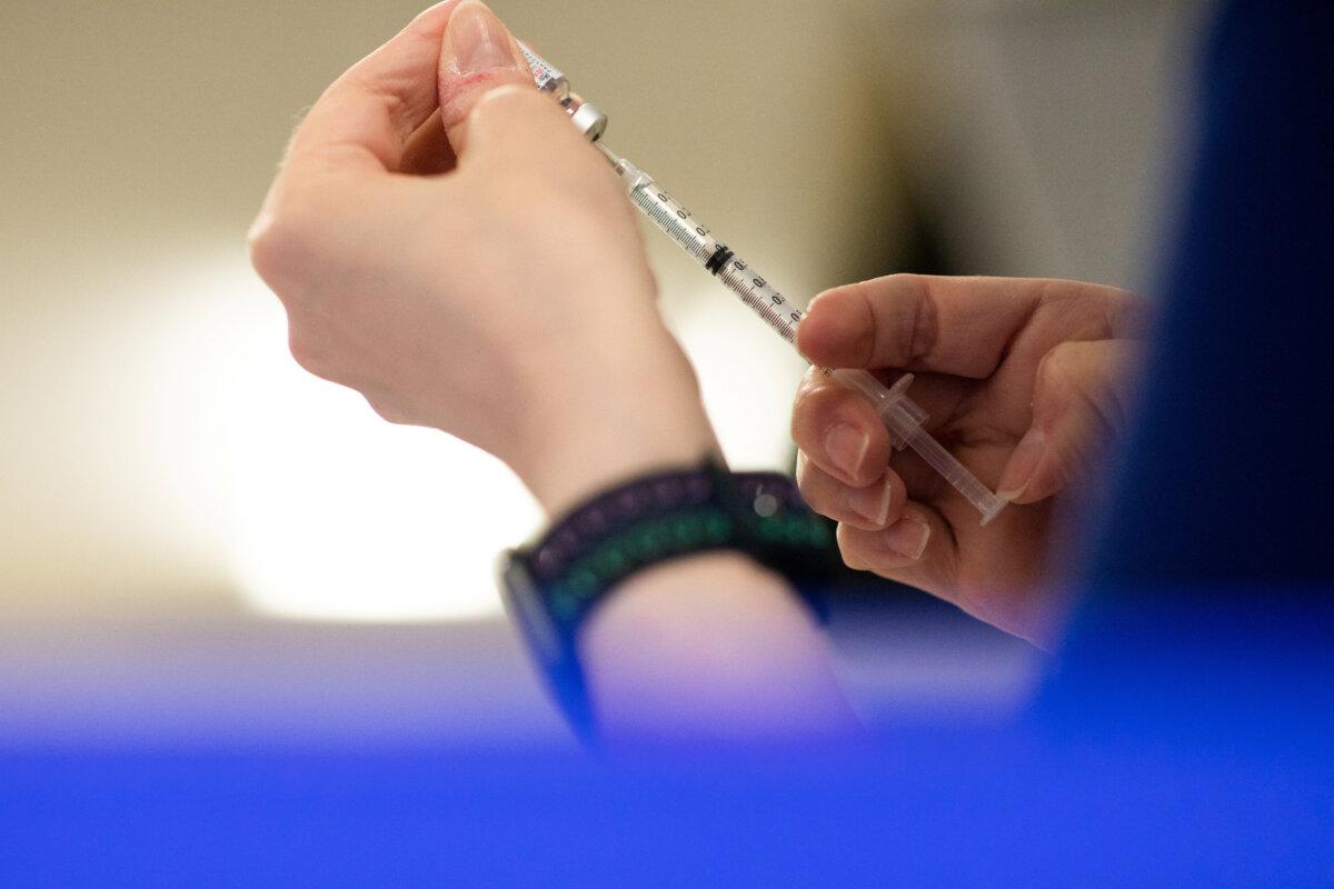 A nurse will fill the syringe in Waterford, Michigan on April 8, 2022. Former US Secretary of Health Xavier Beterra has approved the federal mandate of the Covid-19 vaccine. (Emily Elconin/Reuters)