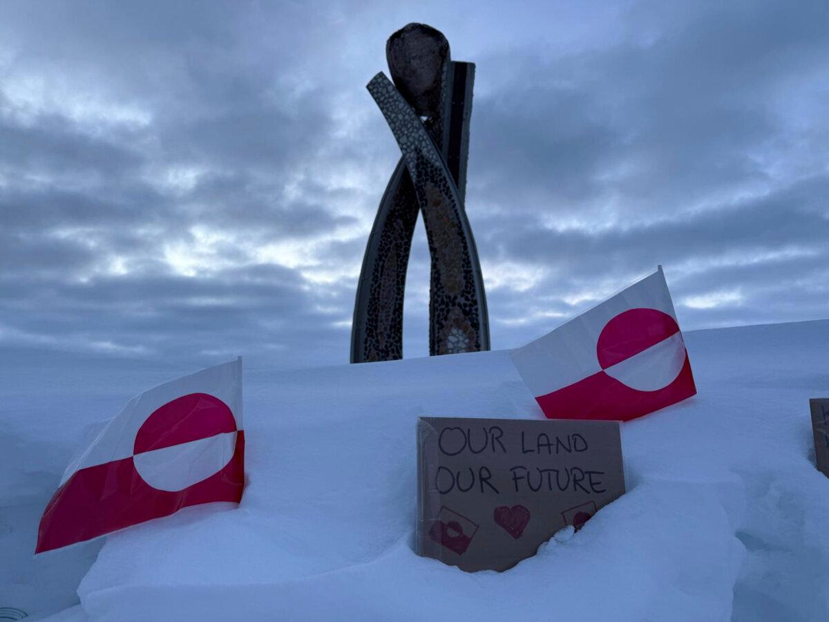 Groenlandia debería hablar con Estados Unidos sin Dinamarca, dice líder de la oposición | Noticias mundiales de la USNN Dos banderas de Groenlandia y un cartel que dice "Nuestra Tierra, Nuestro Futuro" Se ven frente a la estatua de Inussuk, una escultura que marca el inicio del autogobierno, durante una visita del vicepresidente de Estados Unidos, JD Vance, a Nuuk, Groenlandia, el 28 de marzo de 2025. (Philip Crowther/Foto AP)