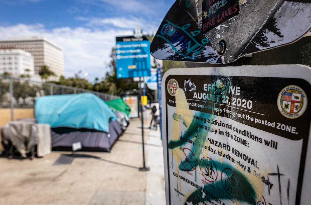Sheriff’s Department Removes Squatters Who Took Over Parking Lot With Stored RVs