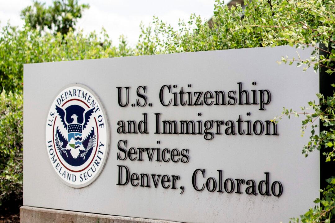 US Immigration Services Drops 3rd-Gender Option
