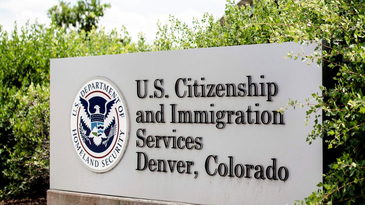 US Immigration Services Drops 3rd-Gender Option thumbnail