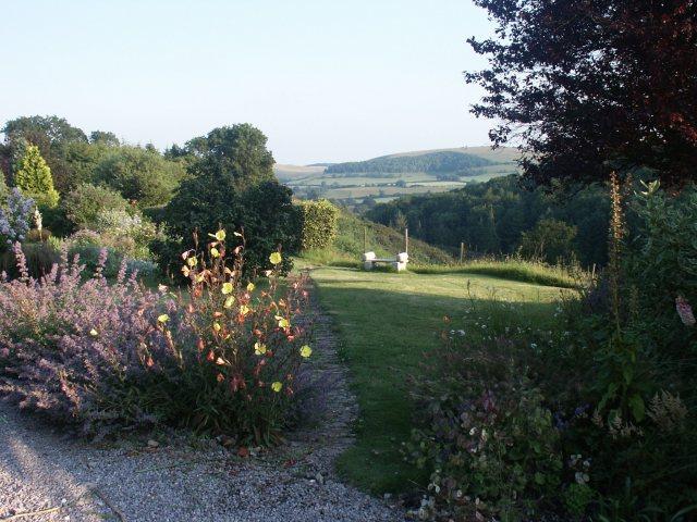A country garden in Shaftesbury, England. The simple beauty of nature is inspiring in many ways. (Katy Walters/CC BY-SA 2.0)