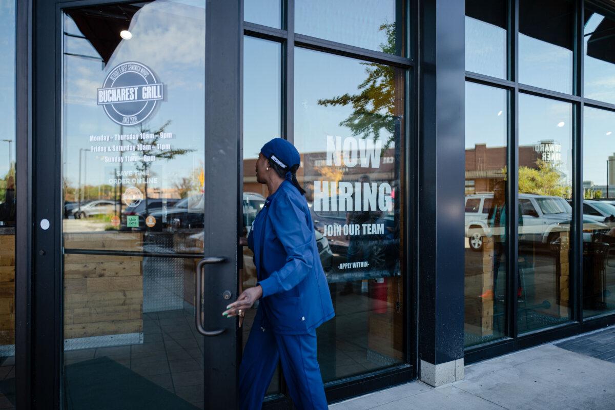A "Now Hiring" sign at a restaurant in Royal Oak, Mich., on Oct. 12, 2024. (Madalina Vasiliu/The Epoch Times)