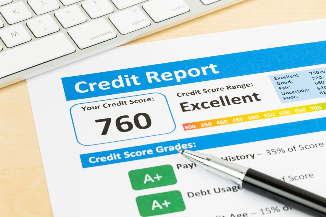 US Credit Scores Dip as Loan Delinquencies Rise