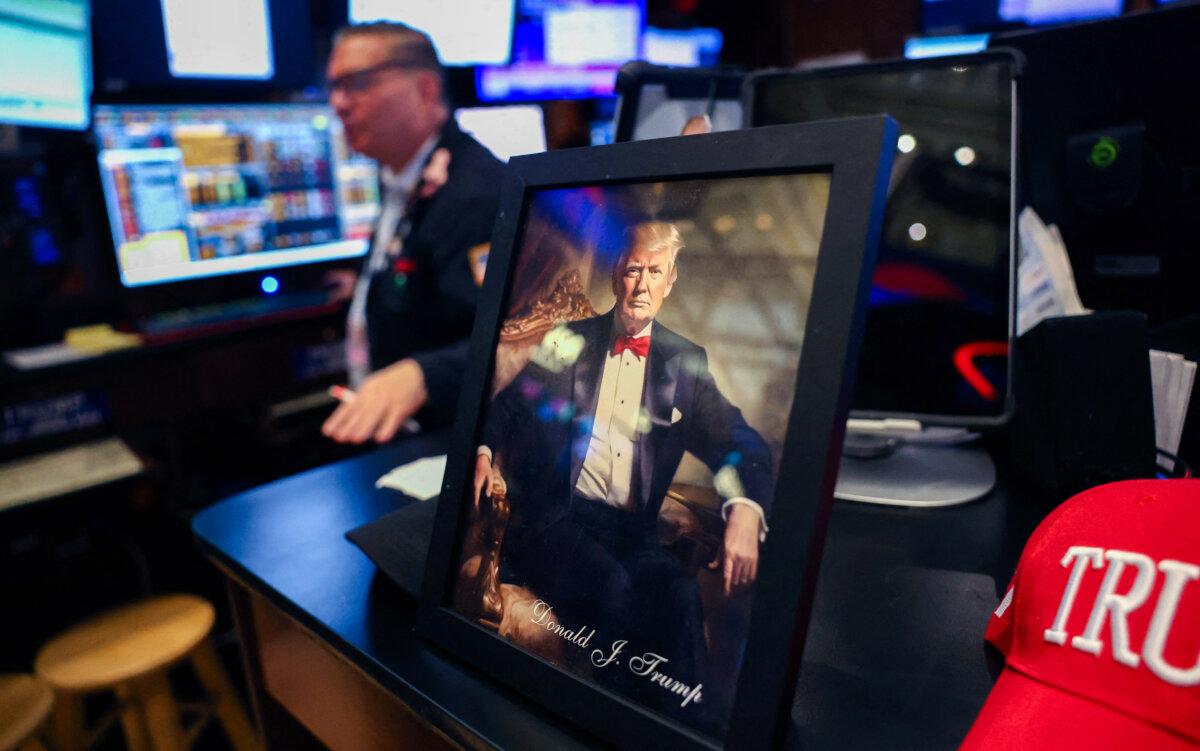 US Stocks Roar Back in Roller-Coaster Week, Led by Gold Producers, Big Tech 2 A photo of President Donald Trump sits on a desk on the floor of the New York Stock Exchange at the opening bell on April 7, 2025. (Timothy A. Clary/AFP via Getty Images)