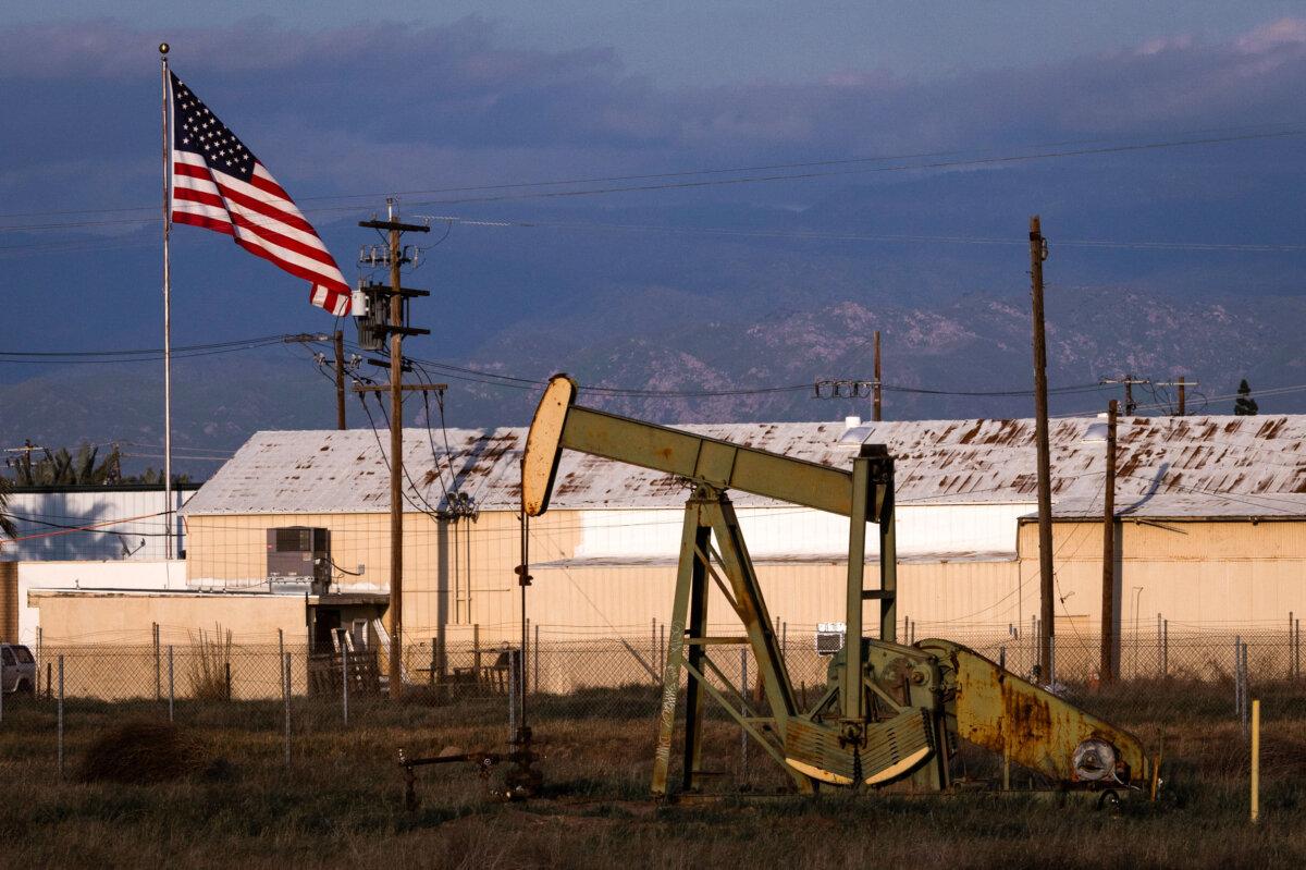 Oil Prices Shrug Off OPEC+ Plans to Pause Supply Hikes | USNN World News Oil extraction platforms pump oil in Bakersfield, Calif., on March 20, 2025. (John Fredricks/the Epoch Times)