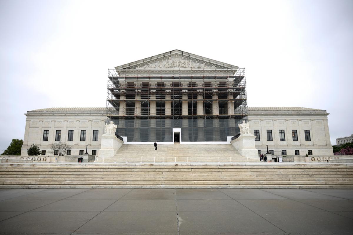 Supreme Court Blocks Judge’s Order to Return Man Deported to El Salvador